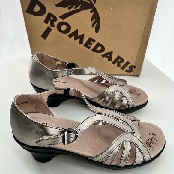 DROMEDARIS - Women's Adjustable Strap Sandal in Pewter. - Picture 5 of 8
